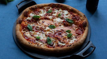 Pepperoni Pizza Με Ψητή Κόκκινη Πιπεριά & Βασιλικό