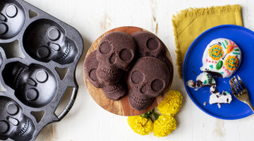 Torta al cioccolato messicana speziata Mini teschi di zucchero