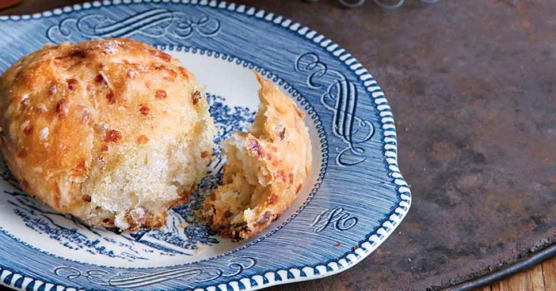 Spicy Sausage and Cheddar Yeast Rolls – Lodge Cast Iron