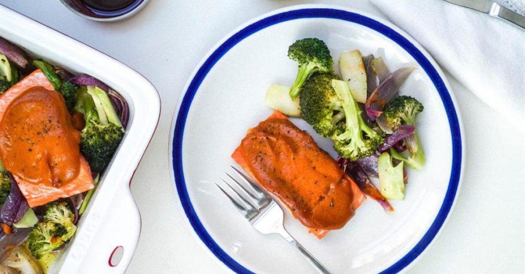 BBQ'd Salmon &amp; Broccoli
&ndash; Lodge Cast Iron
