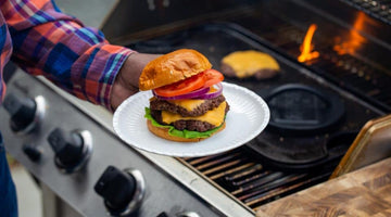 Distruggi gli hamburger con i panini al burro all'aglio 