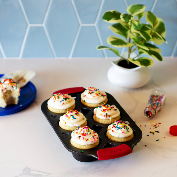 Μαντεμένια Φόρμα 6 Θέσεων Για Cupcakes + Λαβές Σιλικόνης